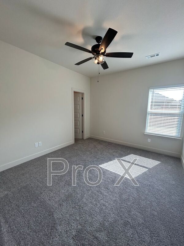 Building Photo - 2004 Charles St