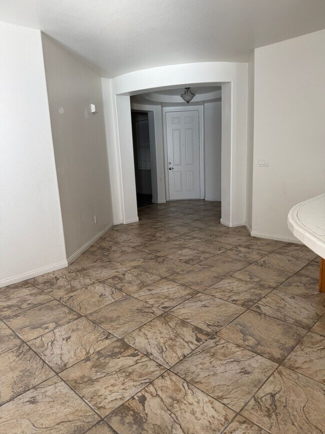 Building Photo - Beautiful three Bedroom, 2 Bath Home
