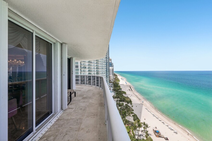 Building Photo - 16711 Collins Ave