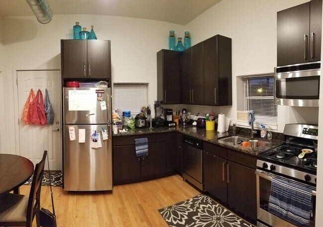 Building Photo - Great UK Village New- 2 Bedroom- Free Fast Internet, Laundry. Large Deck