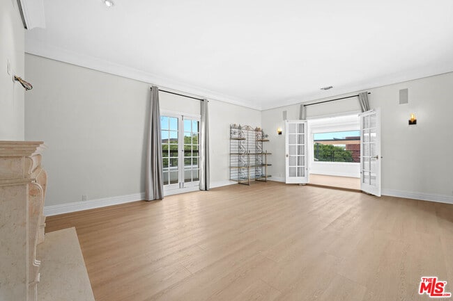 Building Photo - 420 S Beverwil Dr