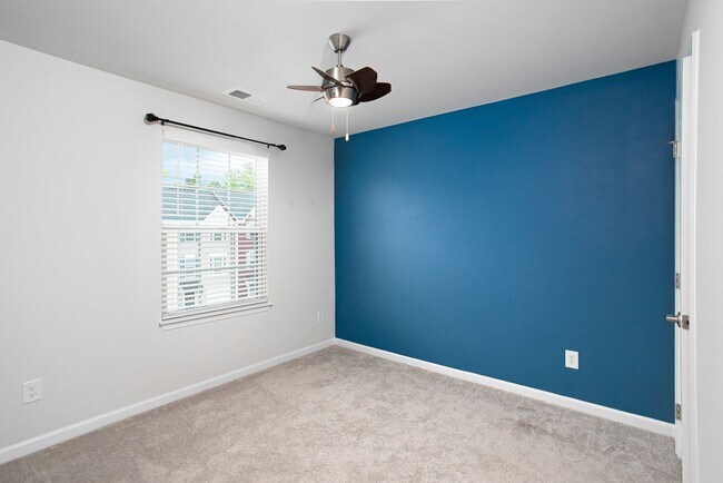 Building Photo - Beautiful 3 bedroom, 2.5 bath townhome nea...