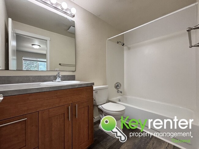 Building Photo - Spacious 3-Bedroom Home in Quiet Lakewood ...