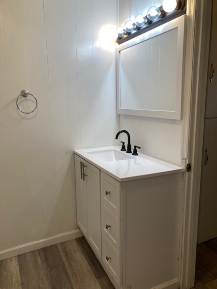 Building Photo - 904 Afton St