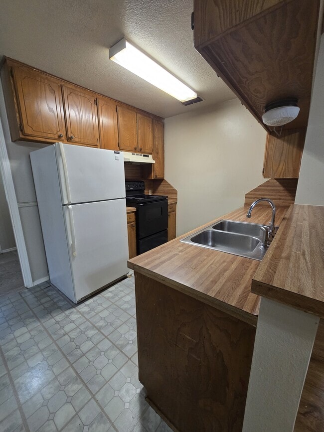 Building Photo - 16044 Pawnee Dr