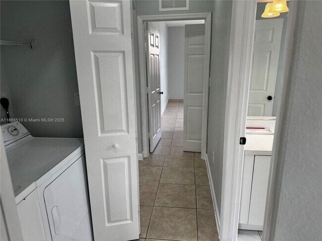 Building Photo - 1480 NE 33rd Ave