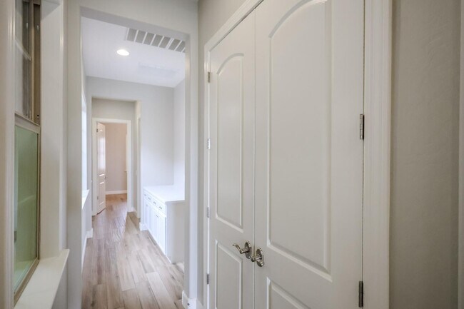 Building Photo - 1424 E Pedro Rd