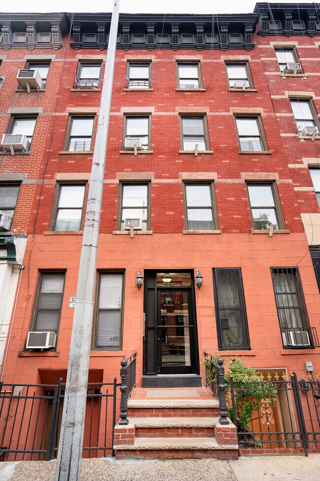 Building Photo - 305 E 104th St