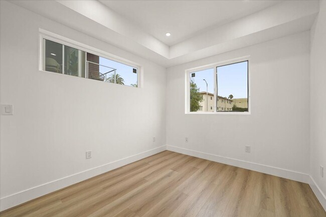 Building Photo - 910 N Hudson Ave