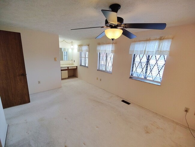 Building Photo - *Spacious & Conveniently Located 3BD/2.5BA Townhouse Available in Bethel Park*