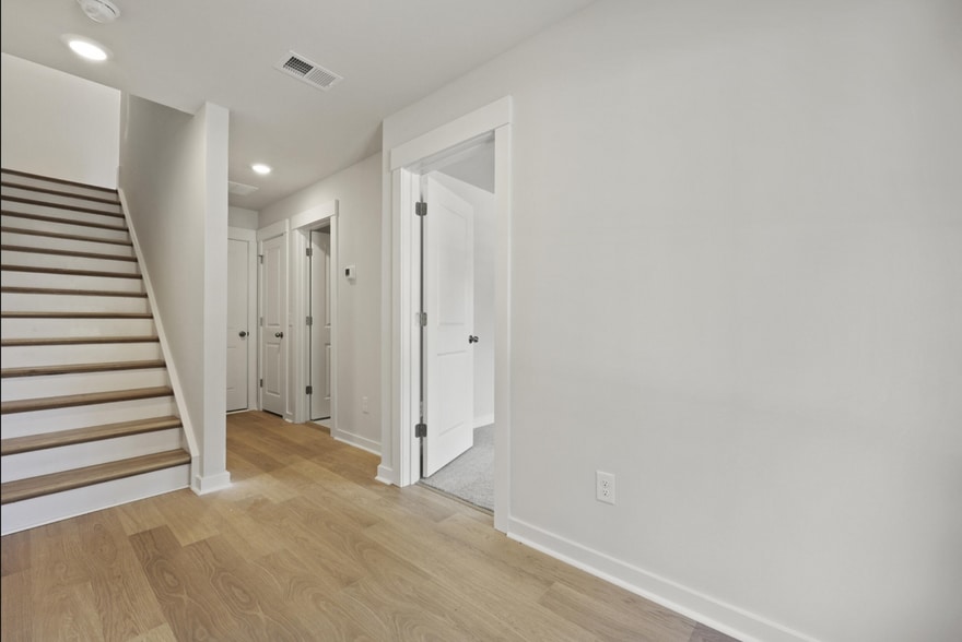 1th fl. enterence - 421 Talbot Dr