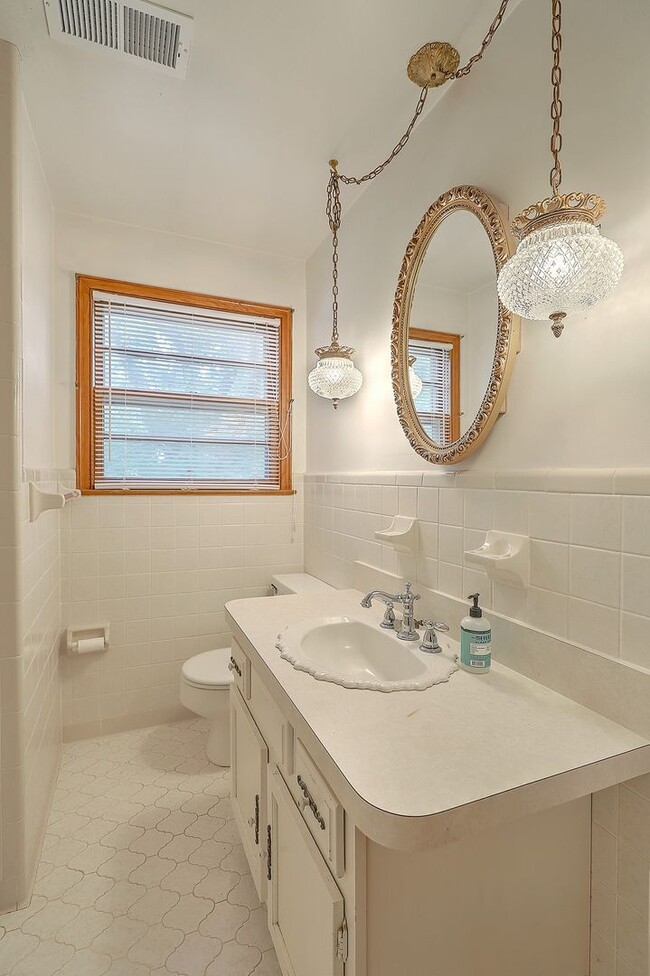 Building Photo - Single Family Home in Park Circle!