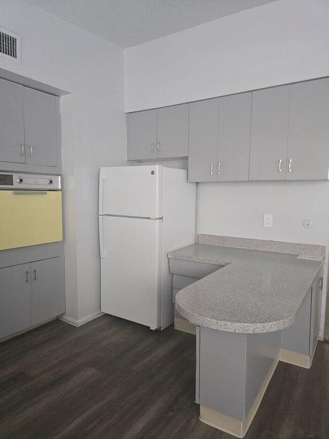 Building Photo - Large 2 bedroom Central location with AC!!