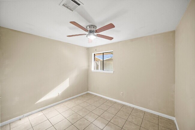Building Photo - Charming home in Woodland Oaks Subdivision