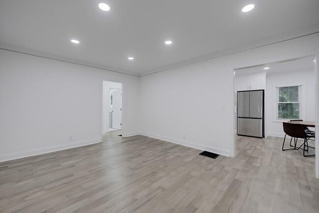 Building Photo - 593 Lynnhaven Dr SW