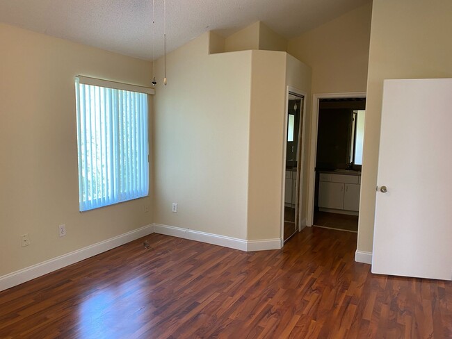 Building Photo - Adorable 3 bedroom / 2.5 bath town home wi...