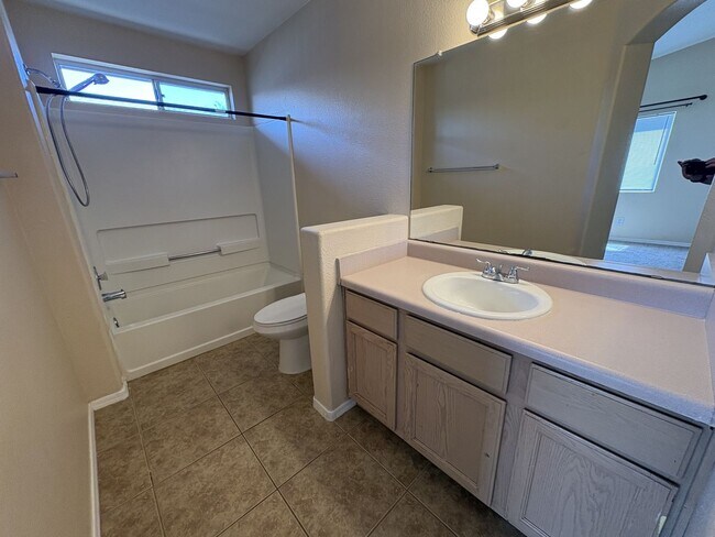 Building Photo - Move in ready east side rental