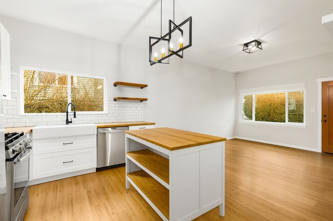 Building Photo - Remodeled Greenlake Charmer