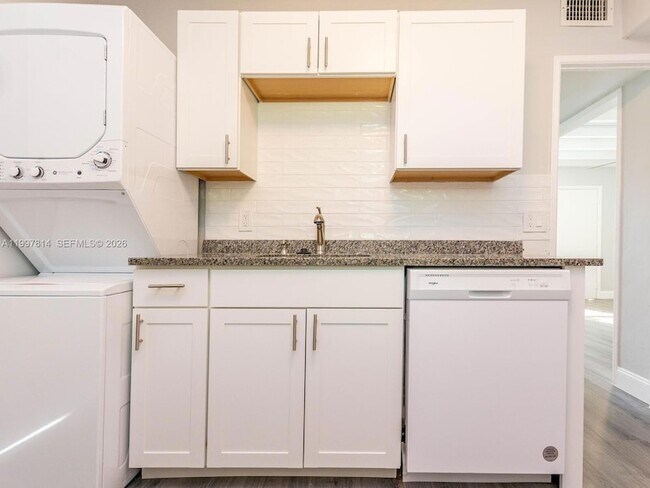 Building Photo - 1413 NW 3rd Ave