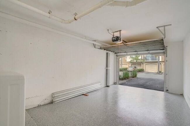 Building Photo - 1700 Crestwood Ct S