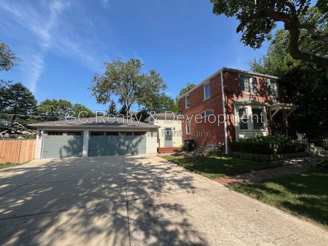 Building Photo - 2 Hiawatha Dr