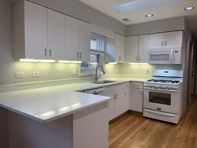 Building Photo - 449 W 37th St