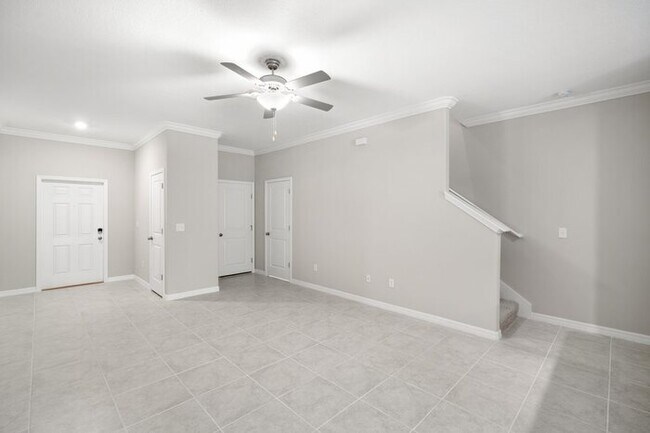 Building Photo - LIKE NEW Townhome in Willow Square!