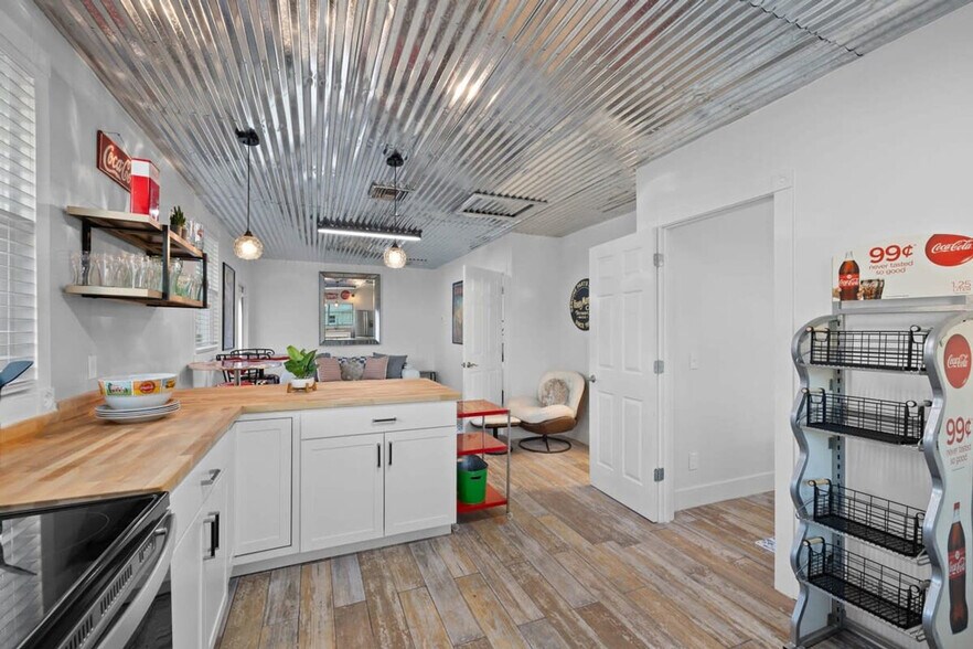 Building Photo - 15100 Sweetwater Ct