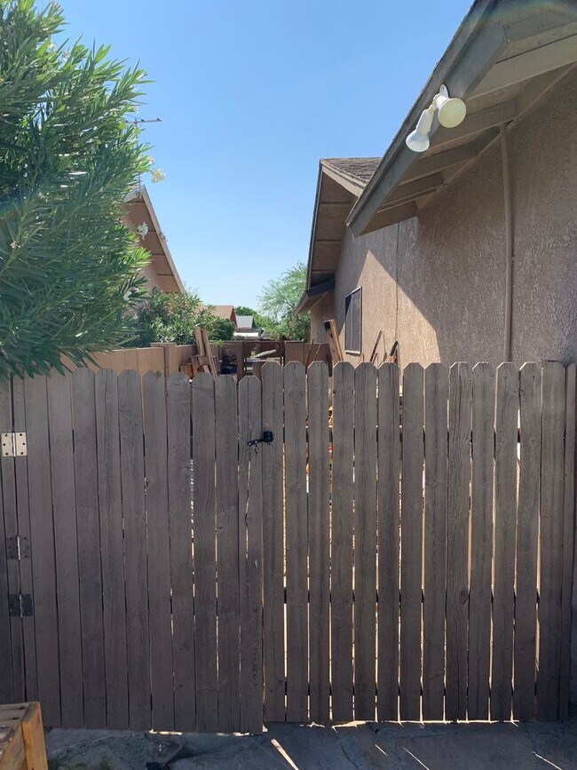Building Photo - 4 BEDROOM POOL HOME!