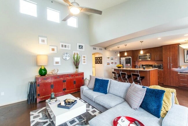 Building Photo - 41 Waller St