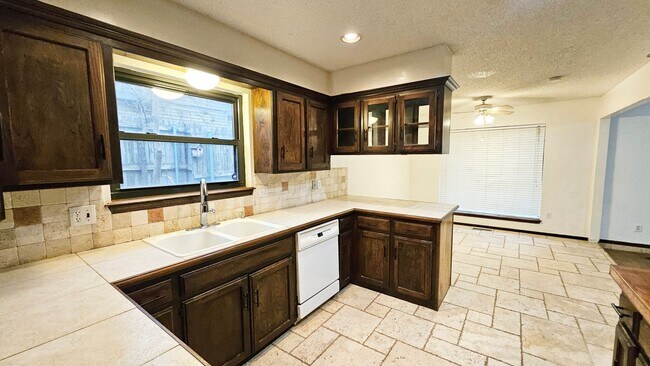 Building Photo - Four Bed/2 Bath Near Lake Hefner