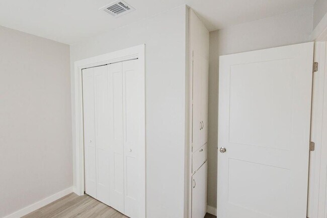 Building Photo - 501 Oakley Ct