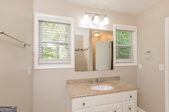 Building Photo - 353 Knollwood Ln
