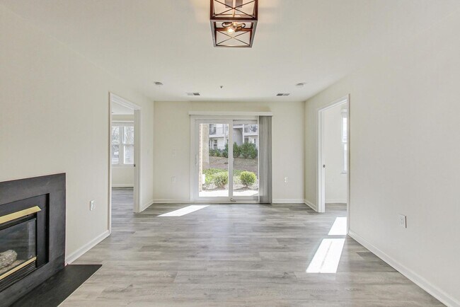 Building Photo - Beautiful - Ground Floor 3/2 condo in CROWN FARM