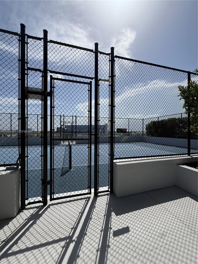 Building Photo - 2411 Laguna Cir