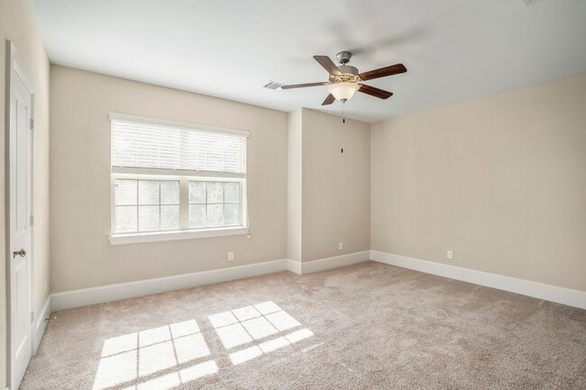 Building Photo - 11005 Acorn Falls Dr