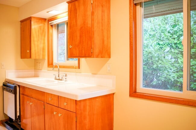 Building Photo - Close-in SE: Nicely Renovated Mid-Century 3-Bed w/Full Basement!