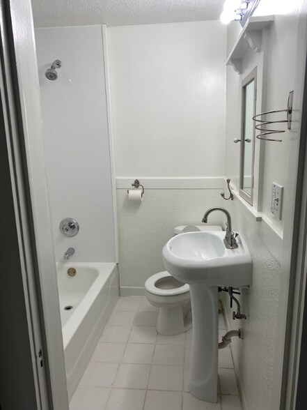 Building Photo - 1449 S University Blvd