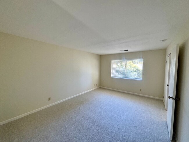 Building Photo - Spacious Townhouse in the Desired Bancroft...