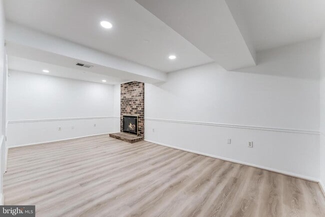 Building Photo - 818 Sycamore Ct