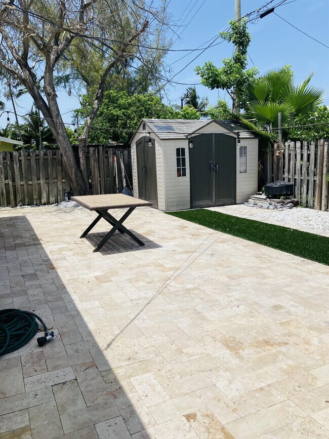 Building Photo - 2640 NE 10th Terrace