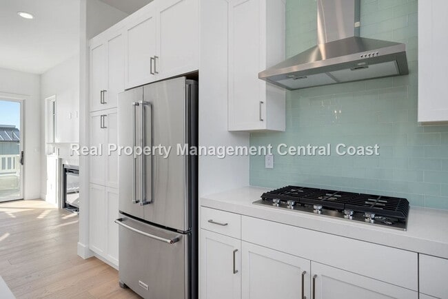 Building Photo - AVAILABLE JULY - Executive Townhome in Avi...