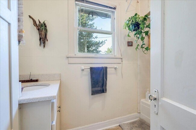 Building Photo - 1103 W 22nd St