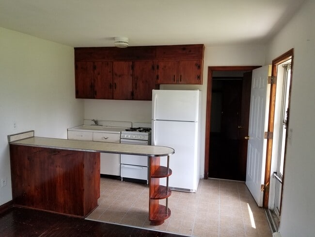 Building Photo - 2030 Larchwood St NE