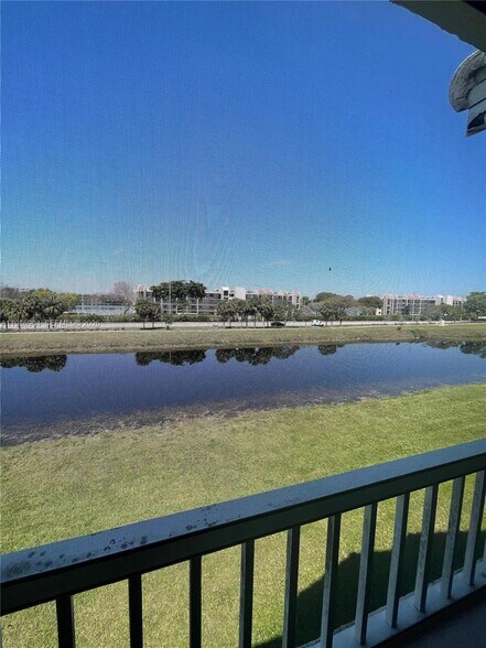 Building Photo - 2851 N Oakland Forest Dr