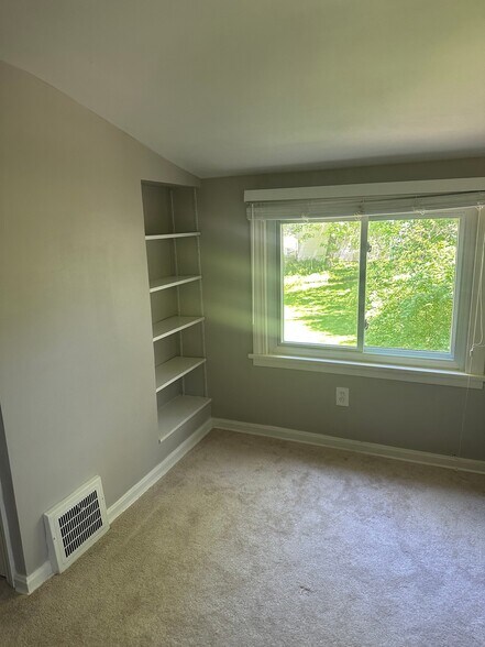 Building Photo - 1547 Commodore Rd