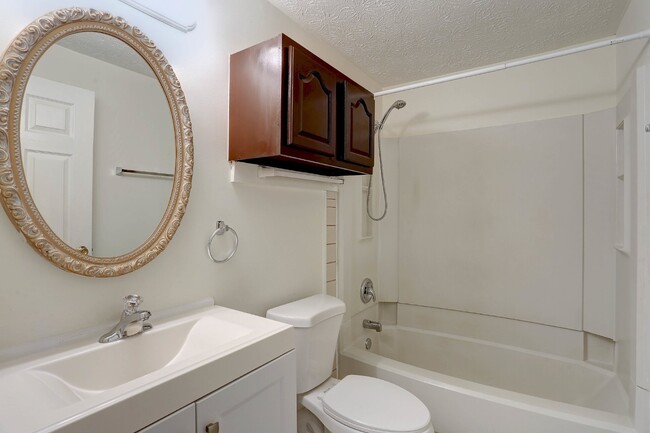 Building Photo - 3BD/1.5BA, Cozy Townhome in Silver Spring.