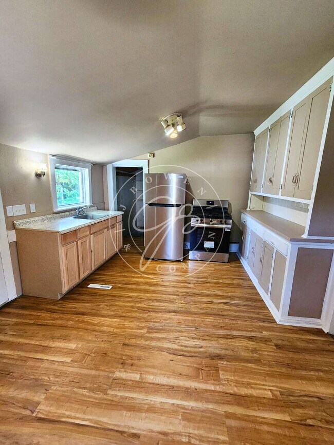 Building Photo - 2 Bedroom | 1 Bathroom | Fenced Yard | Detached Garage