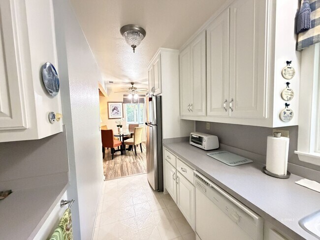 Building Photo - Perfect Long Term Home Close to Town