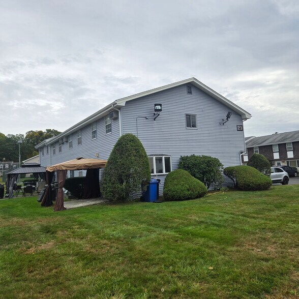 Building Photo - 945 Riverside Dr